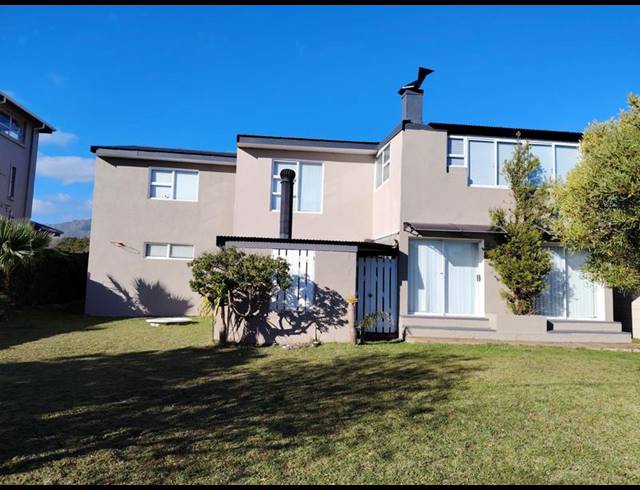 4 BEDROOM HOUSE FOR SALE IN PRINGLE BAY